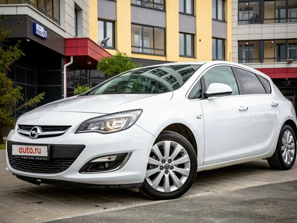 Купить опель j хэтчбек. Opel Astra j 2013. Opel Astra 2013.