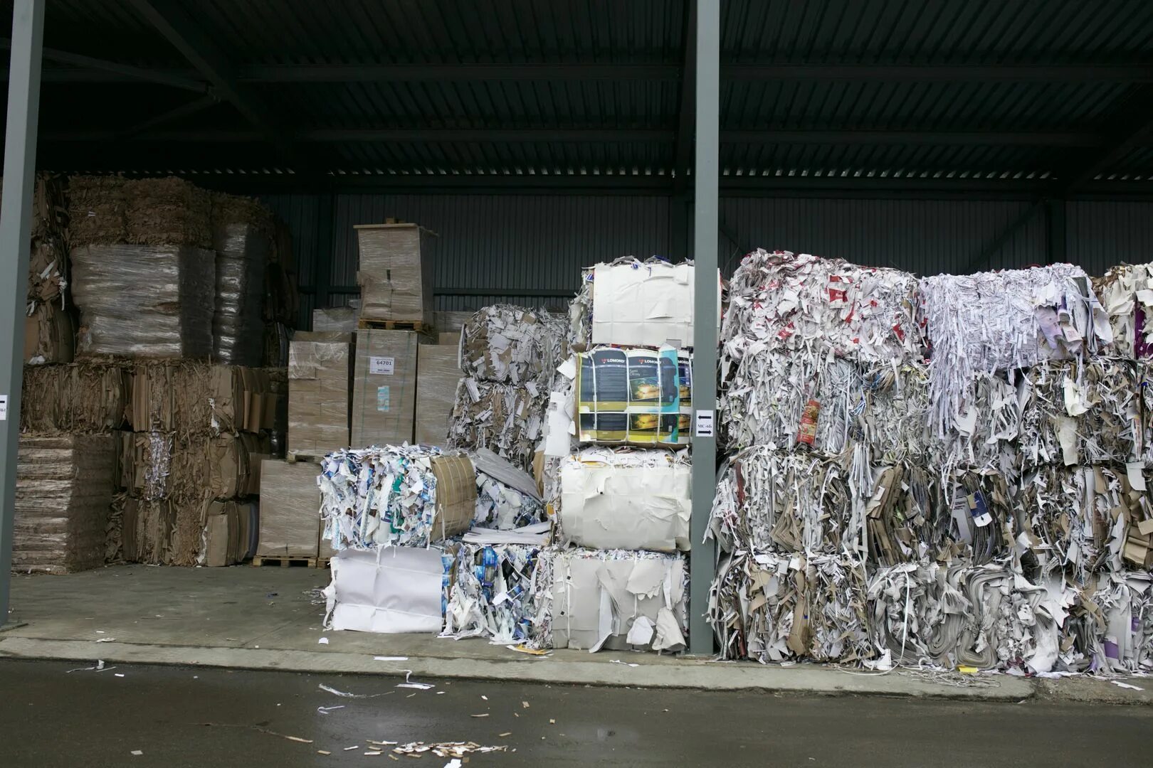 вывоз макулатуры от 100 кг. гофрокартон вторсырье. гофрокартон макулатура. макулатура вторсырье. тонна картона.