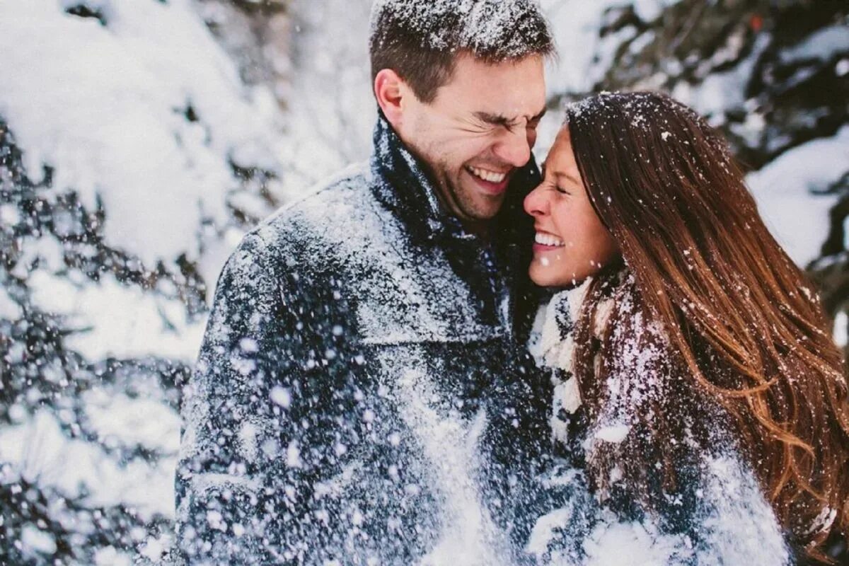 Полюбил бы я зиму да обуза. Влюбленные зимой. Влюбленные в снегу. Мужчина и женщина зимой. Зимняя фотосессия.