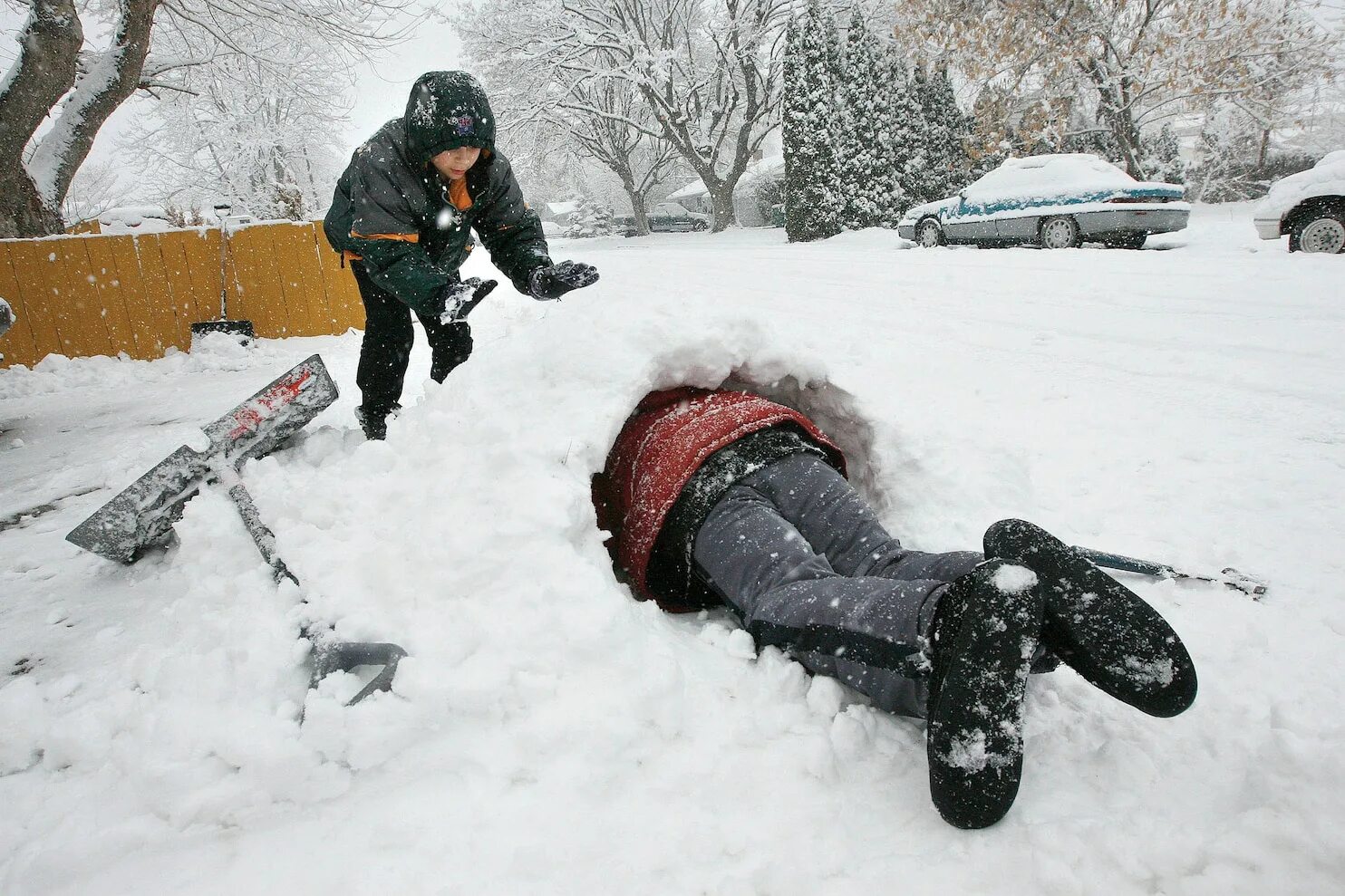 Валяться в снегу.