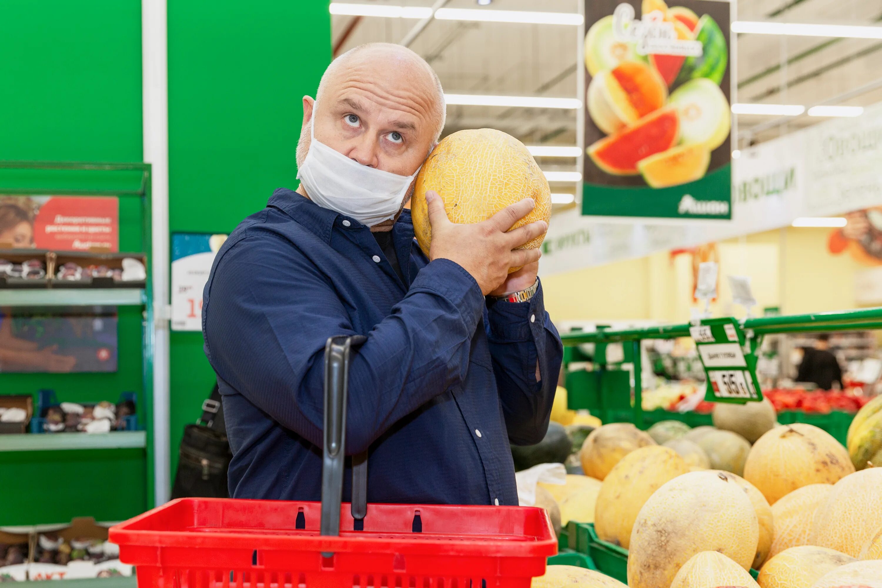 Девушка продавец. Продавцы продают продукты. Продавщица в магазине. Функции оптового продовольственного рынка. Барьеры оптовых продовольственных рынков.