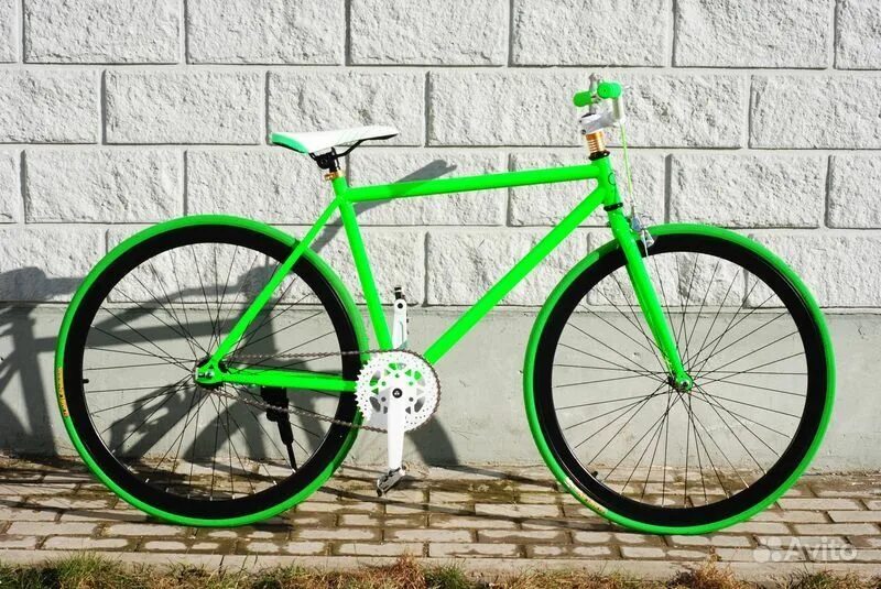 Pinarello fixed gear. Пинарелло велосипеды фикс. Кислотно зеленый мтб. Цветной фикс велосипед. Trek madone project one icon.
