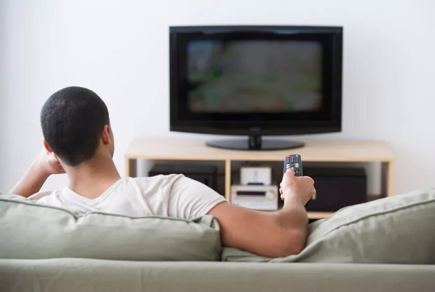 Your attitude to watching tv. Парень у телевизора. Мужчина смотрит телевизор. Парень смотрит ТВ.