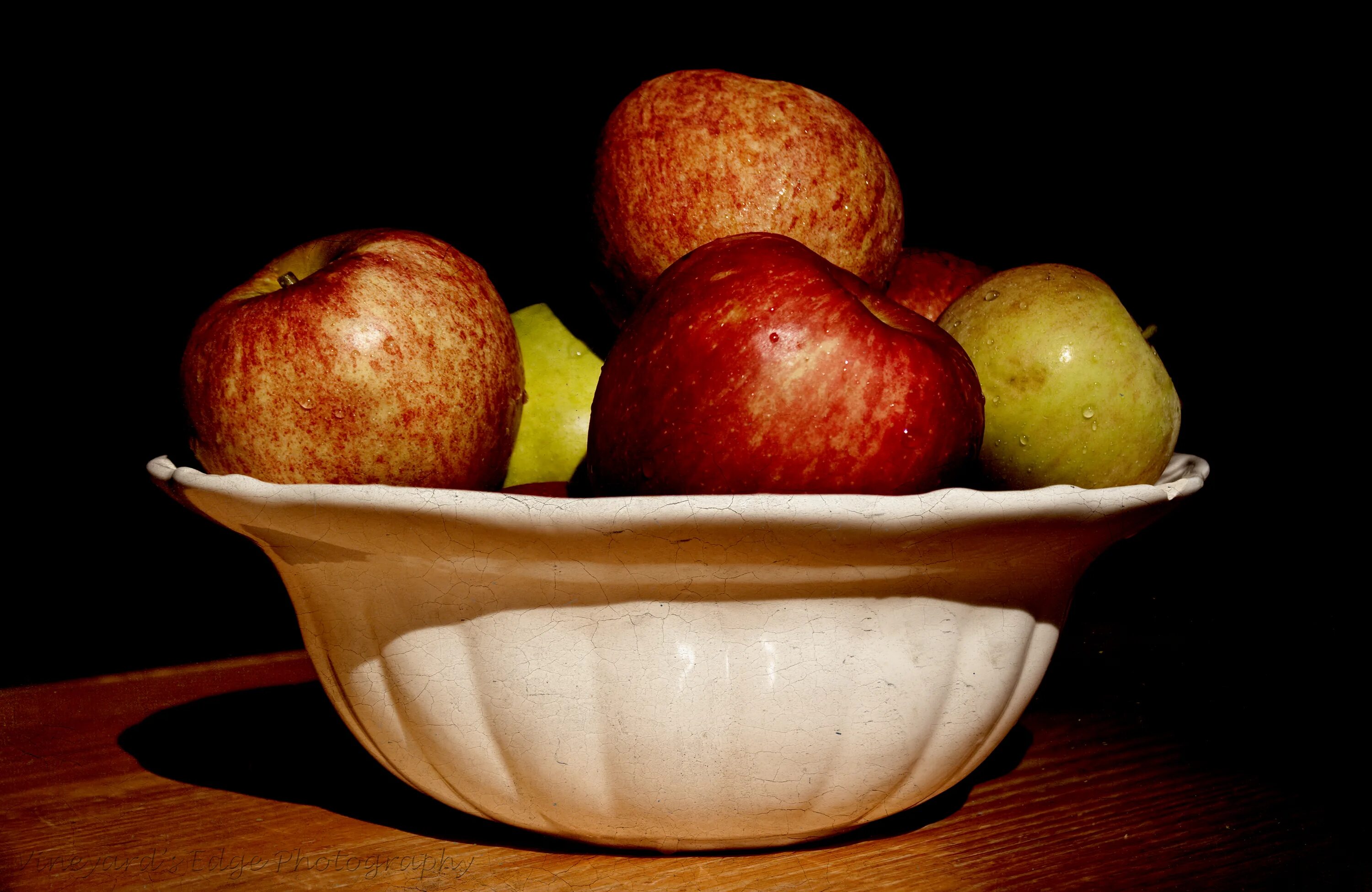 В 2 вазах по 18 яблок. Натюрморт с яблоками. Ваза с яблоками. Ваза с фруктами. Натюрморт с яблоками простой.