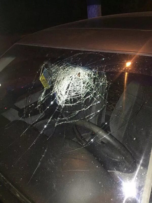 Разбито лобовое стекло у БМВ Е 60. Разбитое стекло автомобиля. Разбитые стекла в машине. Треснутое лобовое стекло.