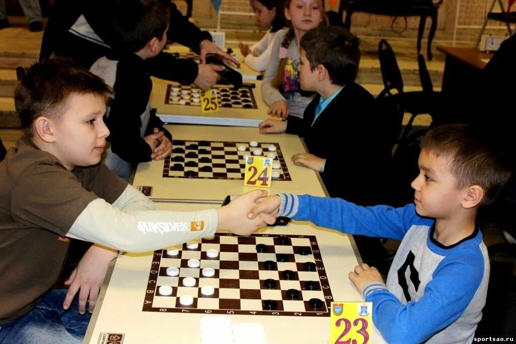 вечер настольных игр. гроссмейстеры спортсмены. ниджат мовлаев шашки. игра шашки. чемпионат по шашкам.