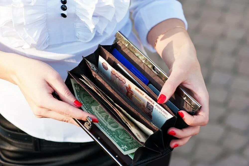 Кошелек с деньгами. Портмоне с деньгами. Деньги в женских руках. Красивый кошелек с деньгами.