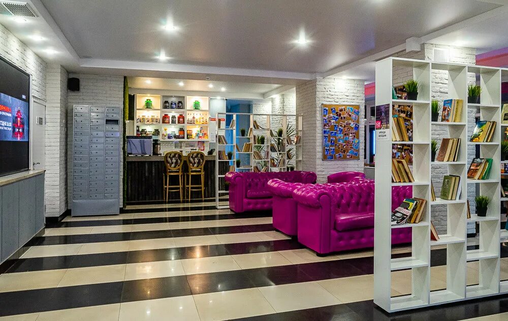 Фитнес клуб молодежная. Человек в спортивном зале. Групповые занятия. Групповые занятия. Спортзал в фиолетовом цвете.