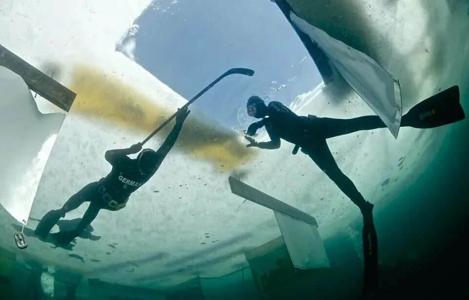 подводный хоккей зимой. реклама подо льдом хоккей. подлёдный хоккей существует. подводный хоккей подо льдом. хоккей подо льдом.