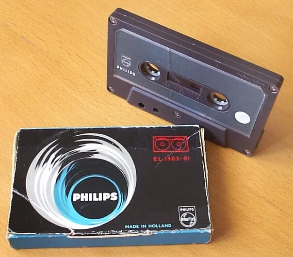 Компакт кассета Филипс 1963. Первая компакт кассета Филипс. Philips Compact Cassette 90. Филипс ФХ 60 аудиокассета.