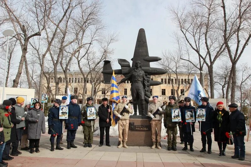 Памятник Расковой в Энгельсе. Митинг посвященный м м Расковой. День памятников. Памятник Марине Расковой в Энгельсе.