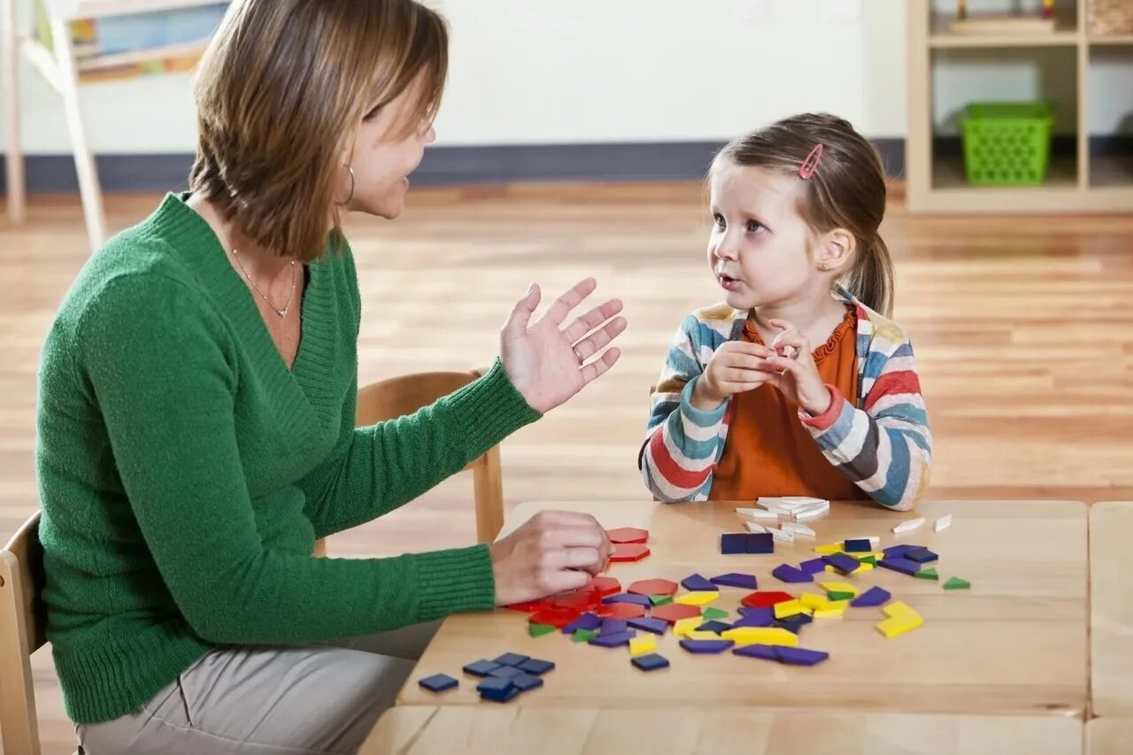 Занятия для детей. Занятия с психологом для детей. Раскачивающие игрушки для аутистов. Психолог и ребенок. Нейроигры психолога