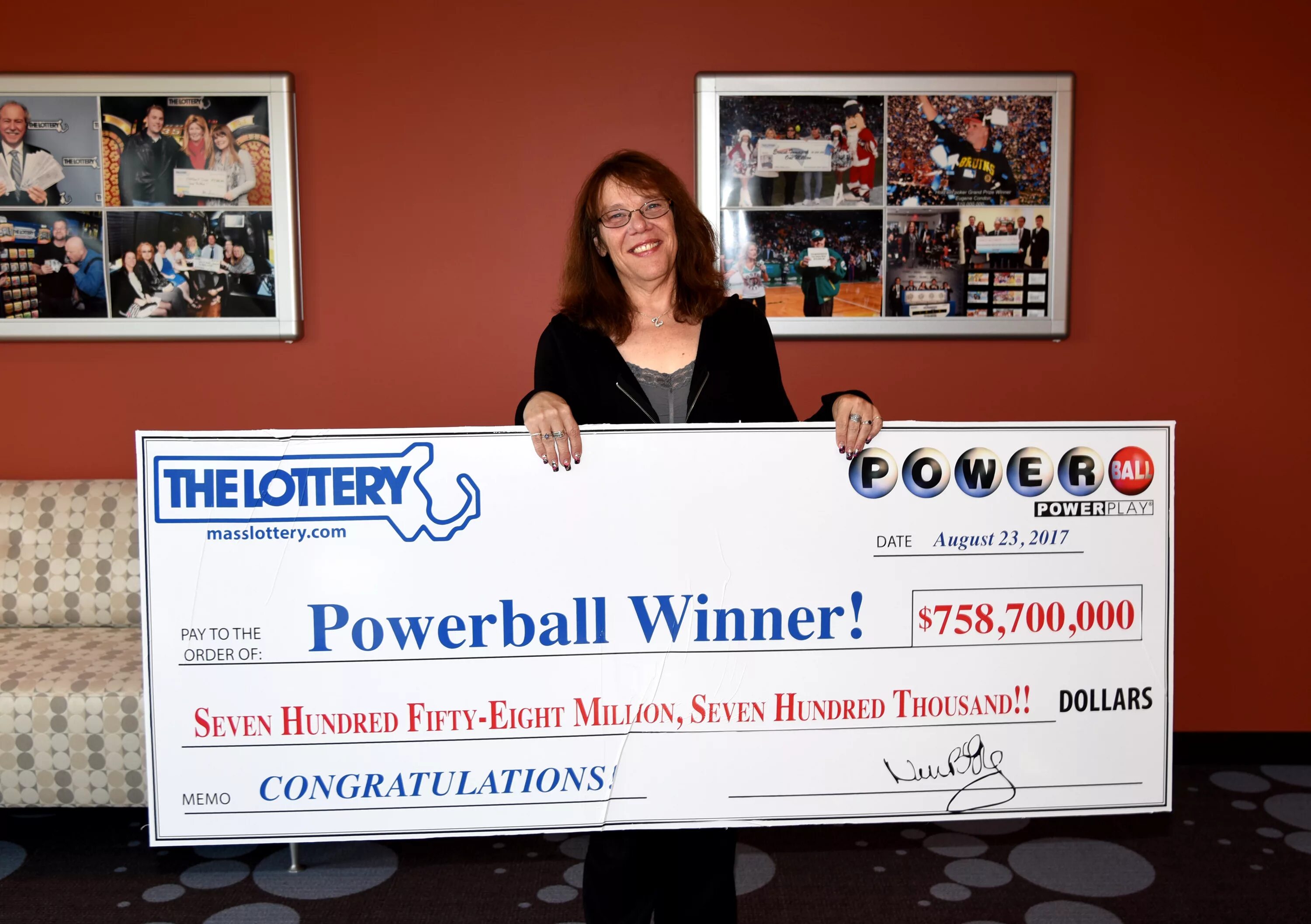 Выигравшие в лотерею в сша. Крупный выигрыш в лотерею. powerball лотерея. победитель в лотерею сша. powerball lottery winners.