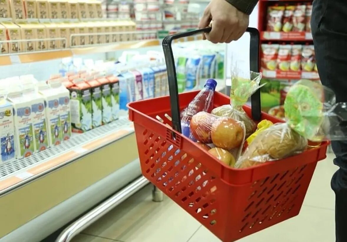 Российские продукты купить. Продуктовая корзина. Корзинка с продуктами. Минимальный набор продуктов. Продуктовая корзина в магазине.