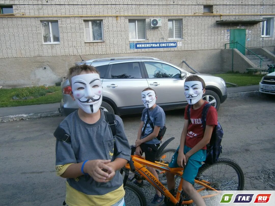 Сколько время в маске. Чел в маске на велосипеде. Ребенок в маске в городе среди машин. Маски в ГАИ. Маска ГАИ для детей.