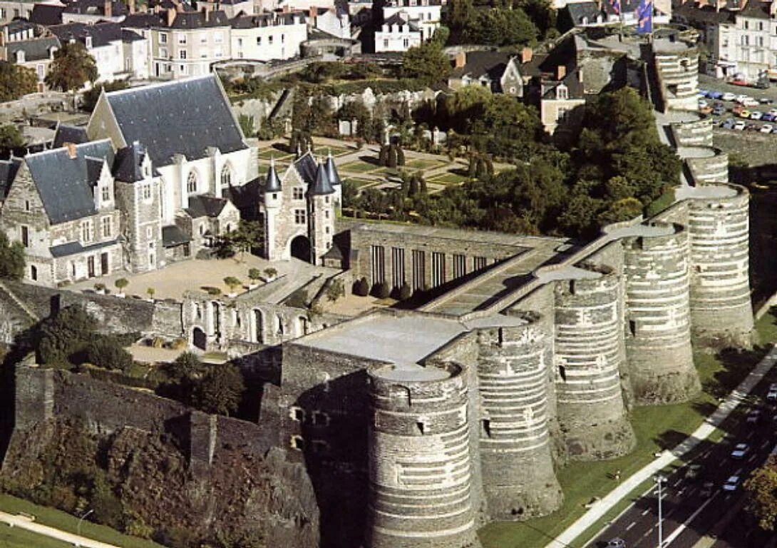 Самая крупная крепость из сохранившихся и действующих. Замок Анжер Франция. Анжерский замок Анже. Город Anger Франция. Шато Анжер.