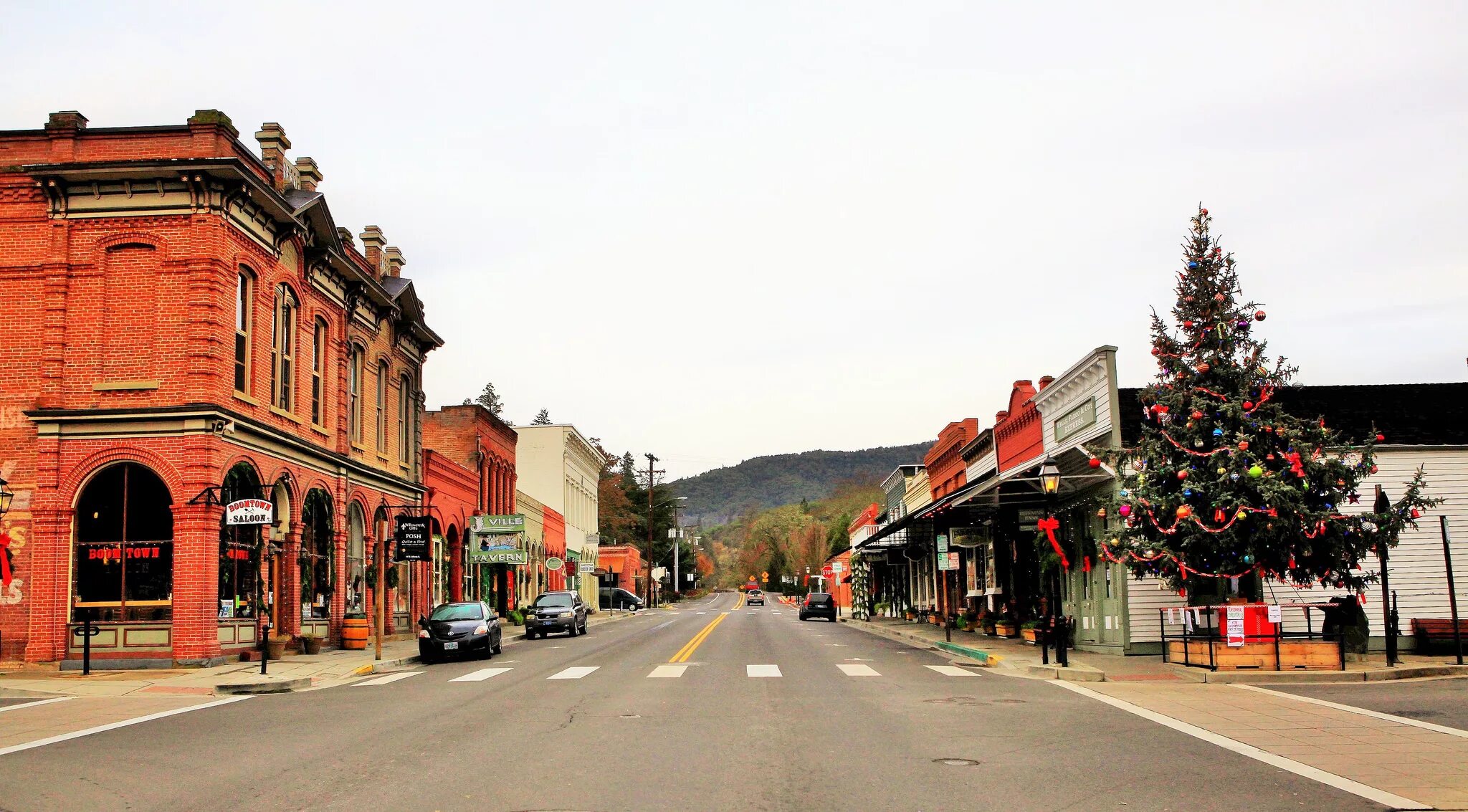 Close town. Улицы города Портленд штат Орегон. Орегон столица. Портленд Орегон пригород. Штат Орегон деревни.