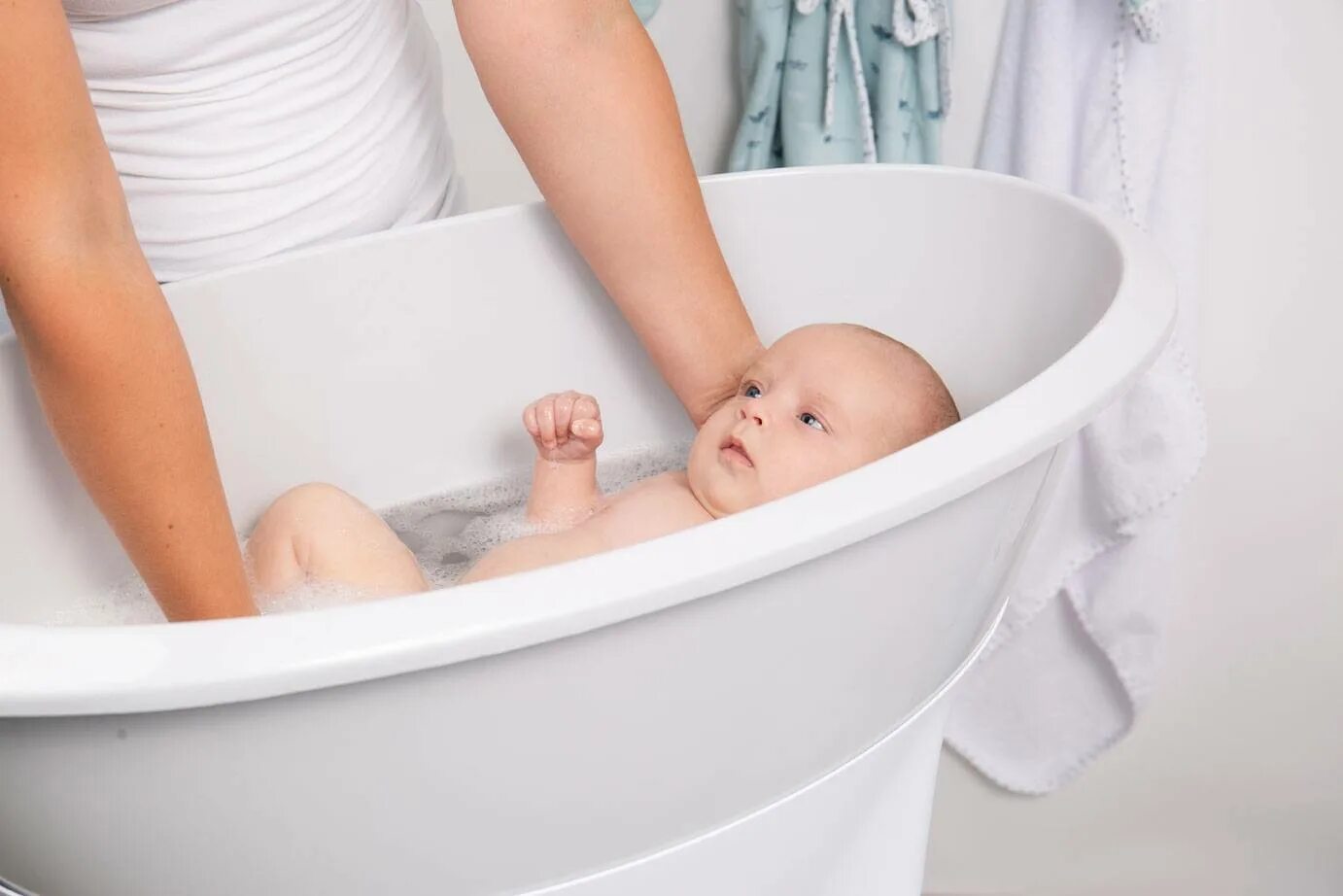 Ванночка для новорожденных. Детская ванночка для купания. Купание новорожденного в ванне. Ванная для купания новорожденных.