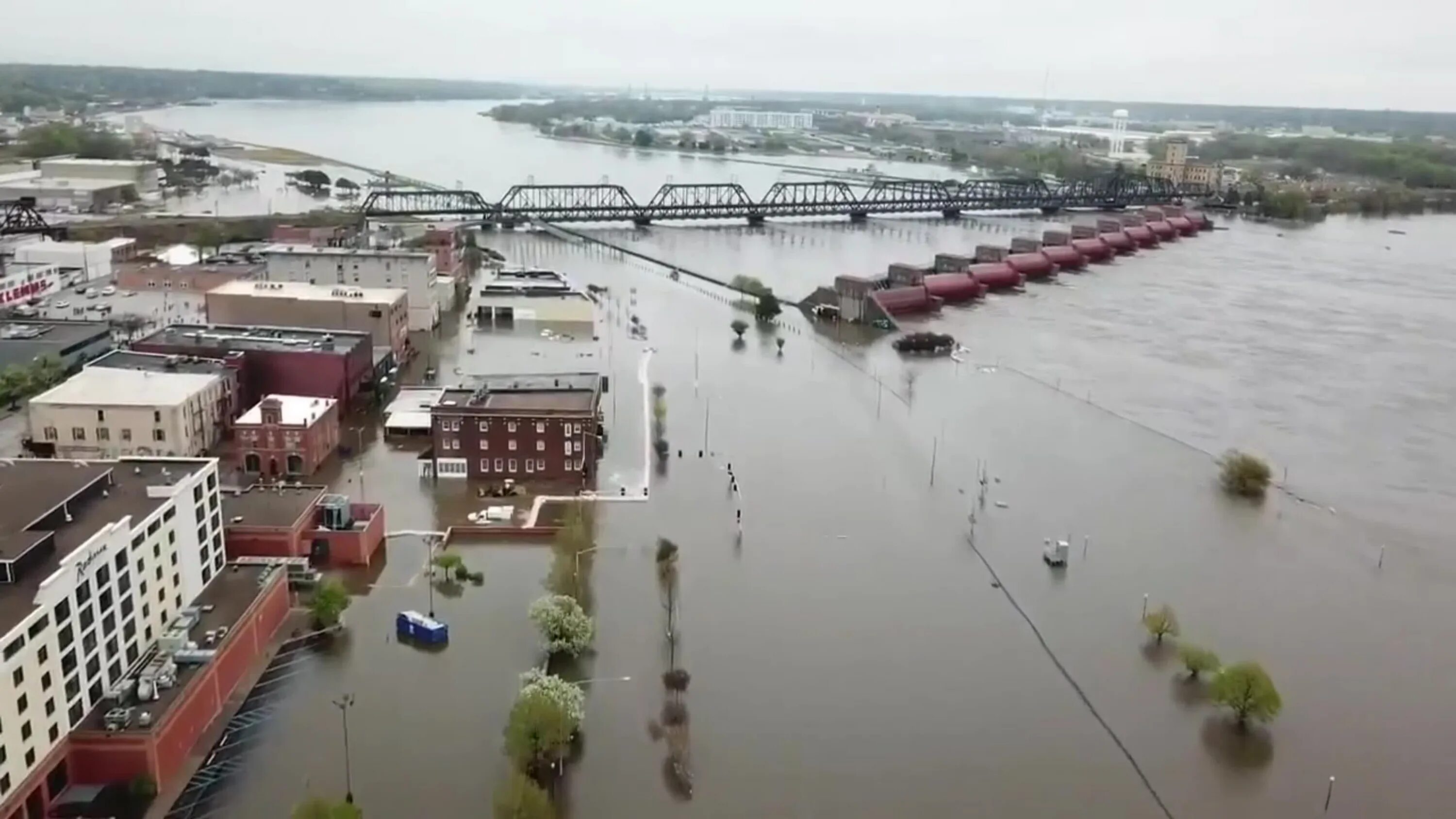 Где затапливает город. Наводнение в Миссисипи. Миссисипи наводнение 2022. Плотина Миссисипи наводнение. Ленск наводнение 2001.