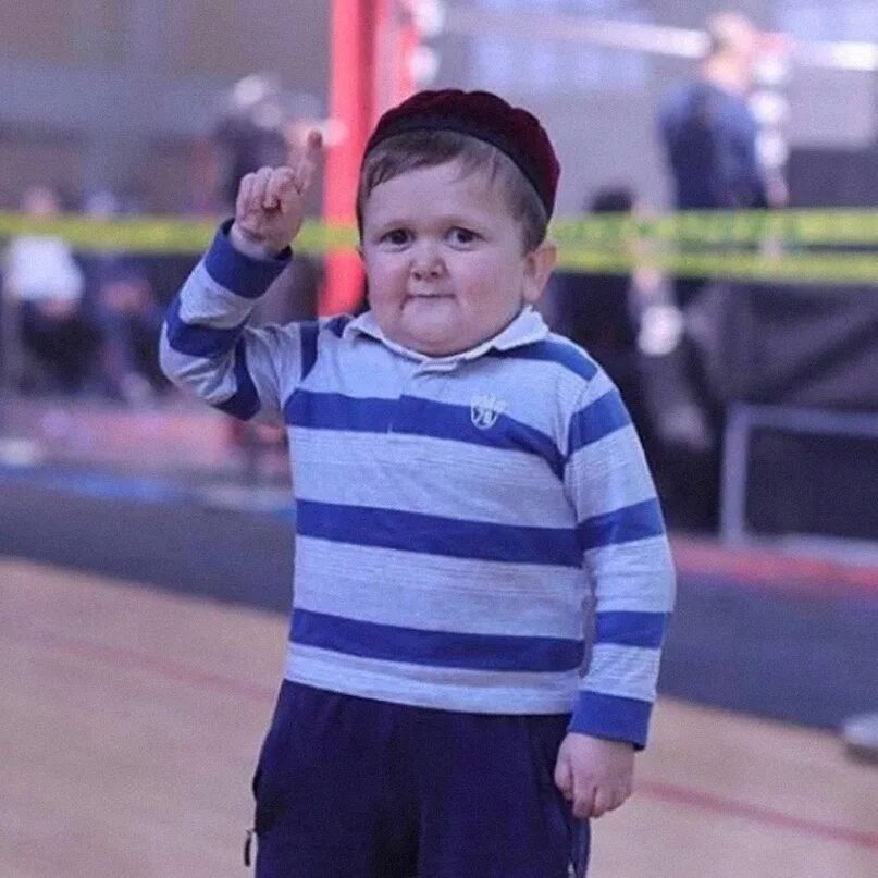 Хасбик карлик. Хасбик карлик. Дагестанский блоггер хасбик. Чеченский карлик. Хасбик карлик.