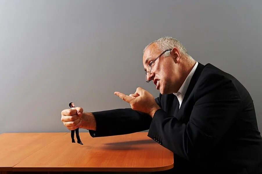 Злой чиновник. Конфликт. Начальник наказывает. Начальник кричит на подчиненного. Ссора с начальником.