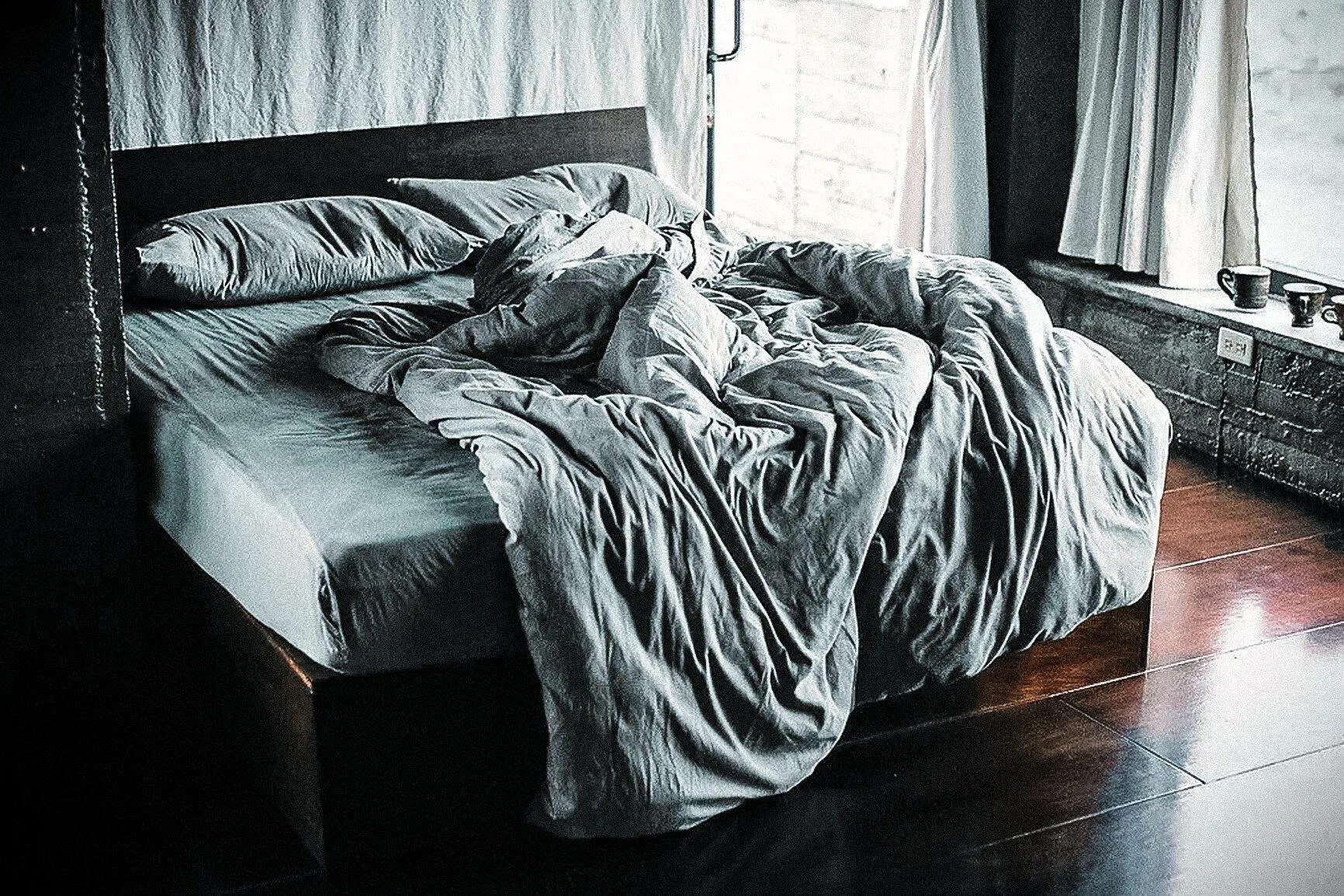 Незаправленная кровать. Смятая постель. Не запоавленая кровать. Помятая кровать. До скрытых встреч на мятых простынях