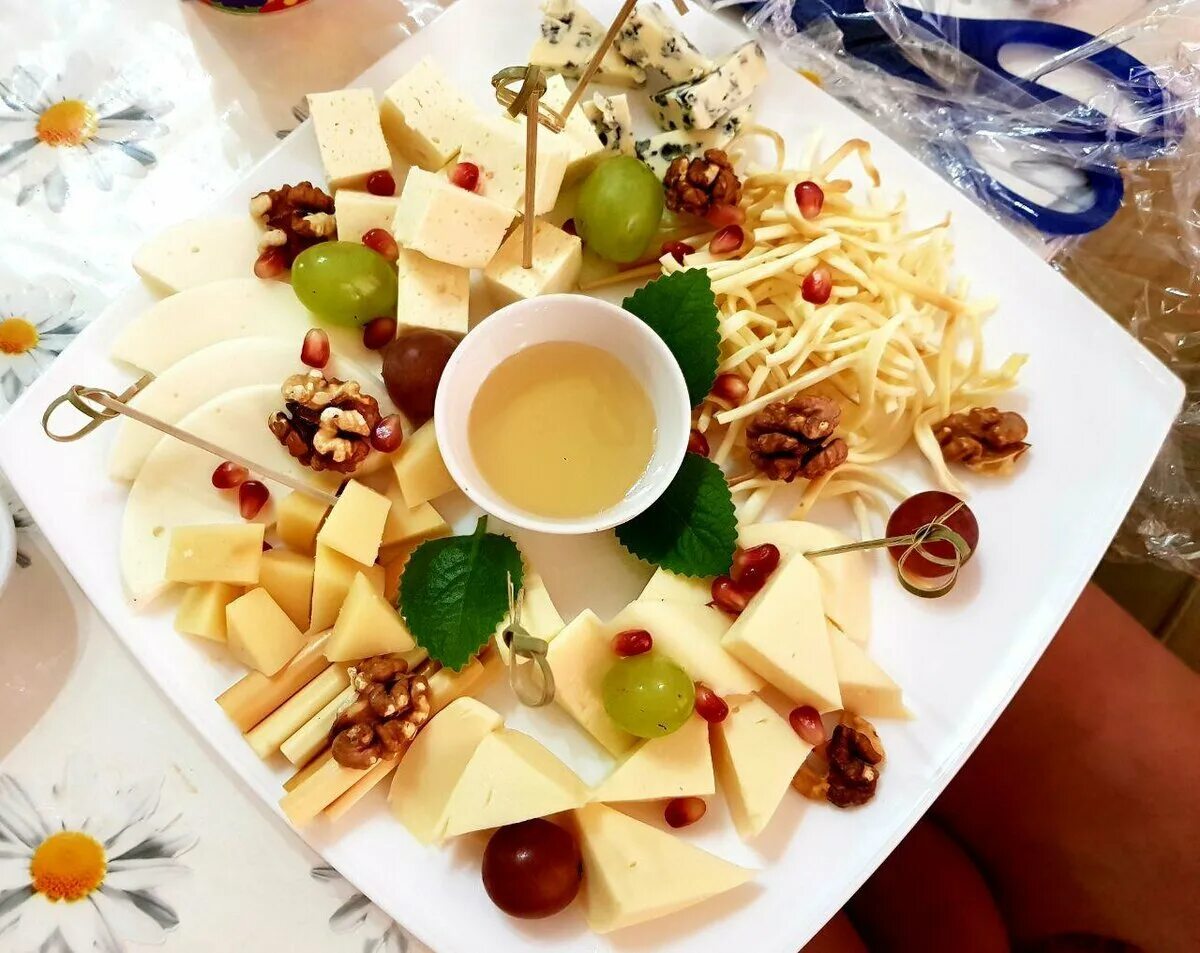 Сырная тарелка. Как оформить сырную тарелку фото. Как оформить сырную тарелку фото. Красивая сырная тарелка. Сырная тарелка чечил.