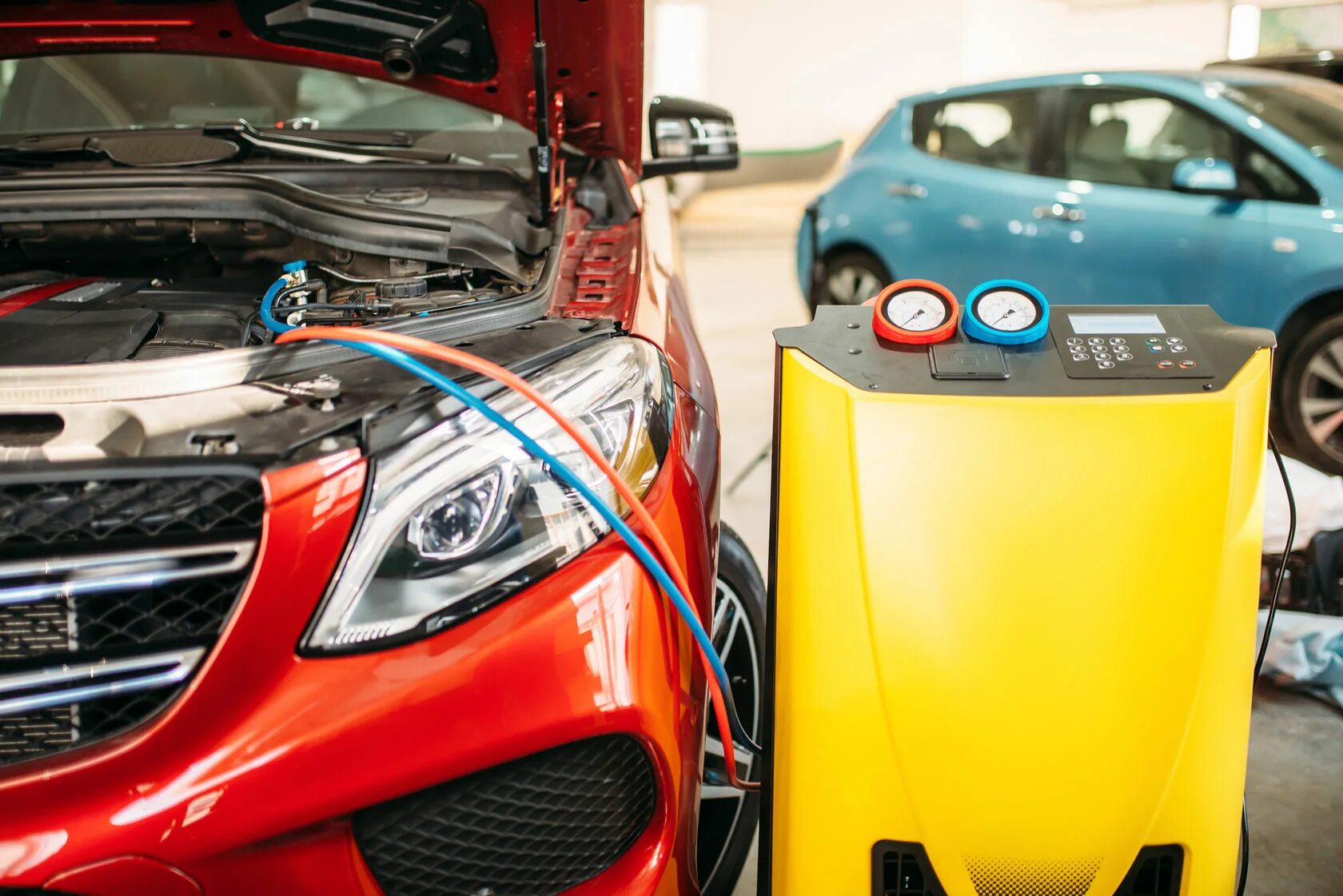 Заправка кондиционера калуга. Заправка кондиционера калуга. Машина в автосервисе. Автомобильный кондиционер. Кондиционер в автомобиле.