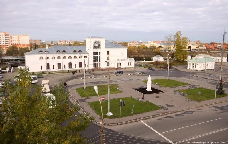 Великий новгород остановиться. Вокзал Великий Новгород. Великий Новгород Железнодорожный вокзал. Вокзальная площадь Великий Новгород. Привокзальная площадь Великий Новгород.