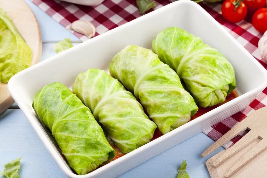 Мясо в капустных листьях рецепт. Голубцы полуфабрикаты. голубцы овощные. голубцы в капустных листьях. голубцы овощные полуфабрикат.