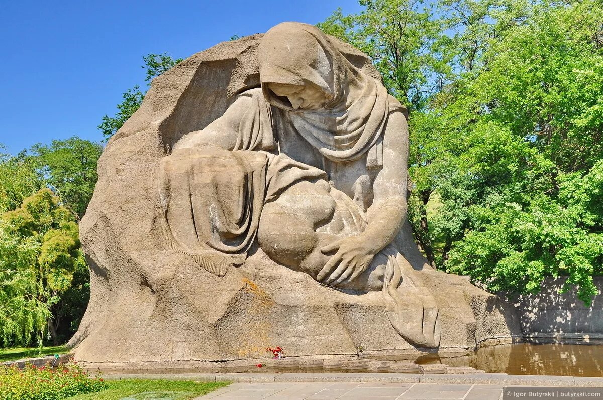 Женщина скульптор склоняется. Женщина скульптор склоняется. Памятник женщине. Скорбящая женщина. Грустные скульптуры.