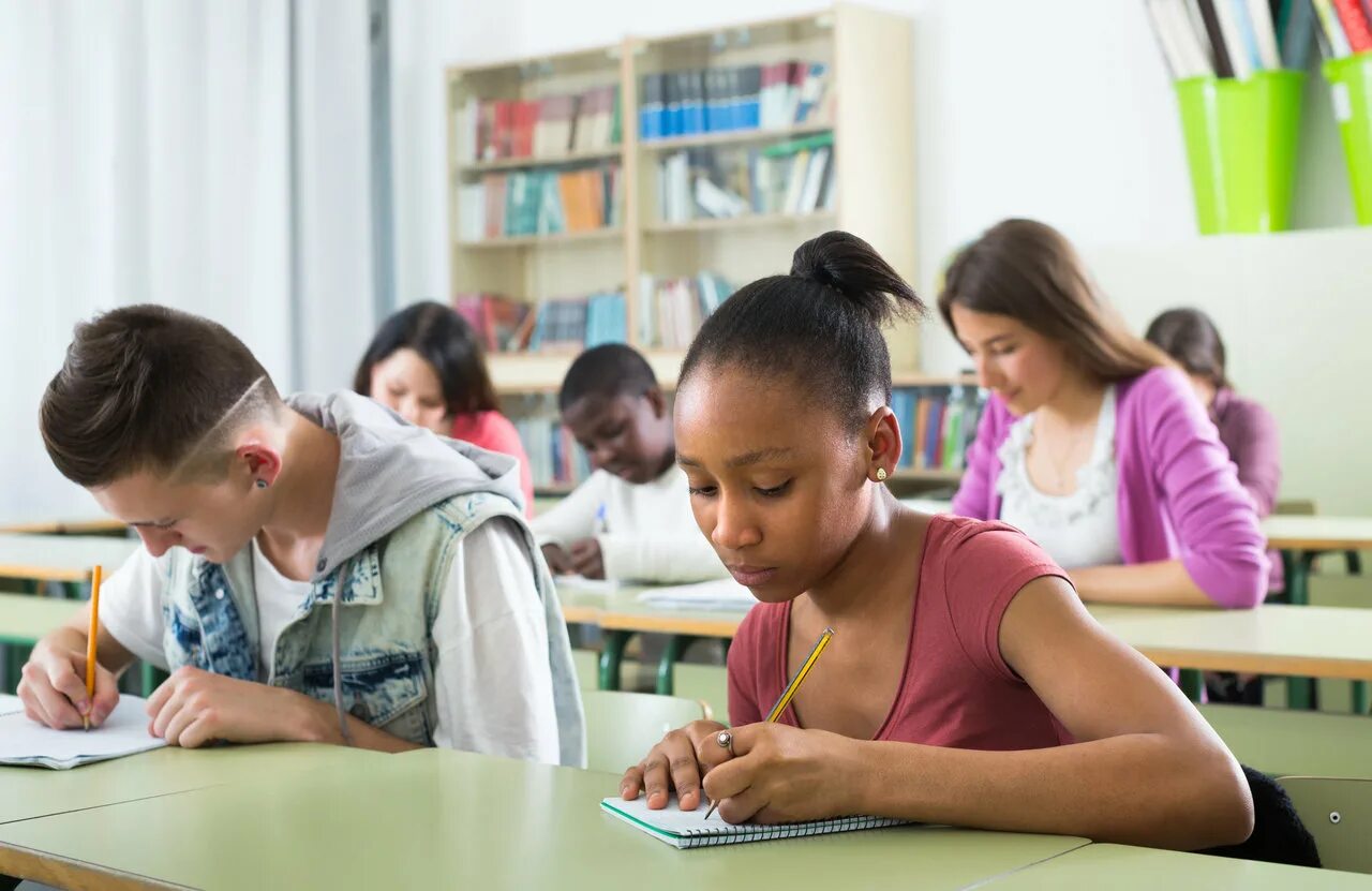 I at the lesson now. New pupil картинка. Студент делает уроки. Student studying in Classroom. Pupils are at the School.