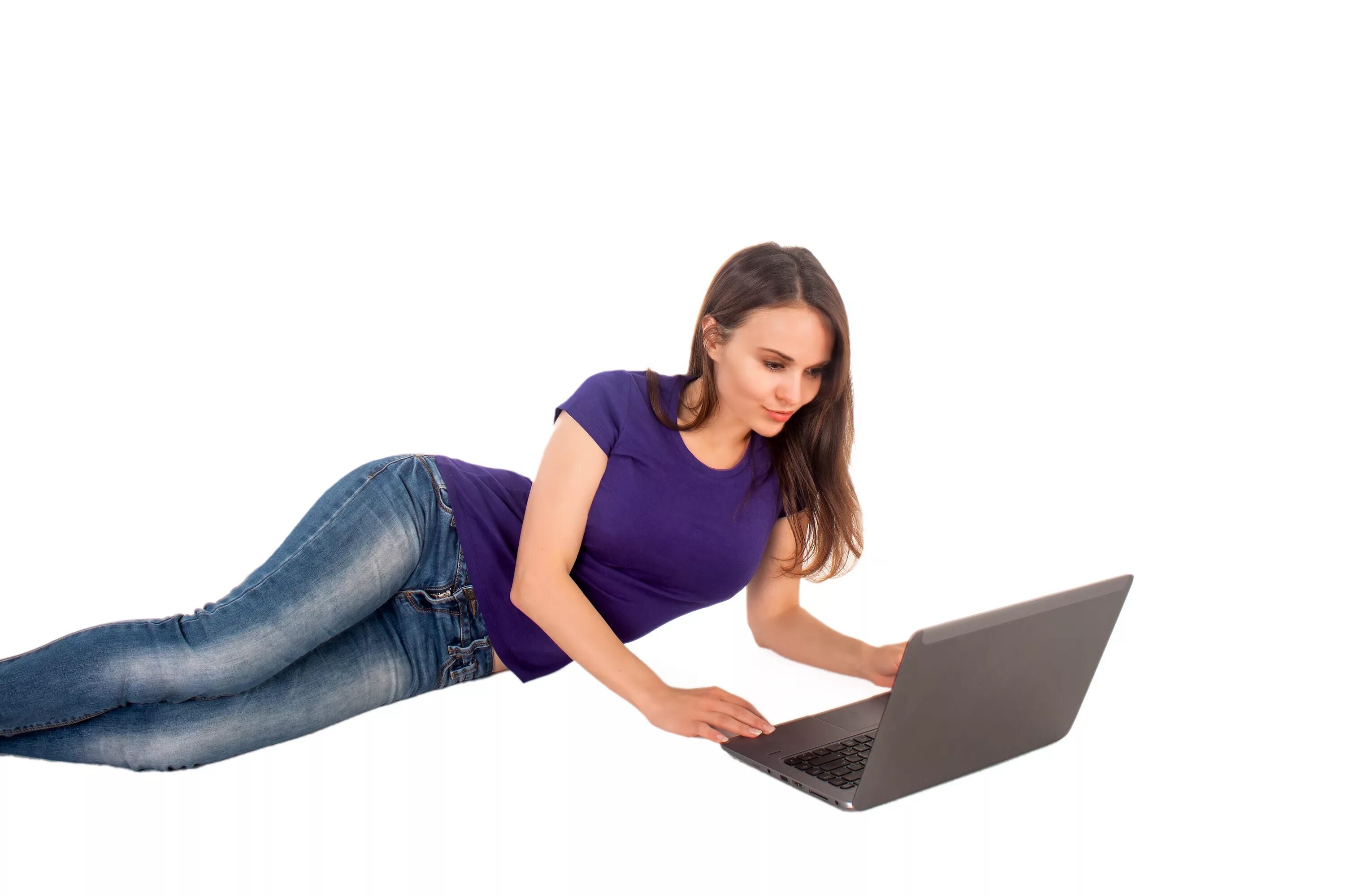 Девушка с ноутбуком. Девушка за ноутбуком. Девушка сидит в интернете. Девушка сидит за ноутбуком.