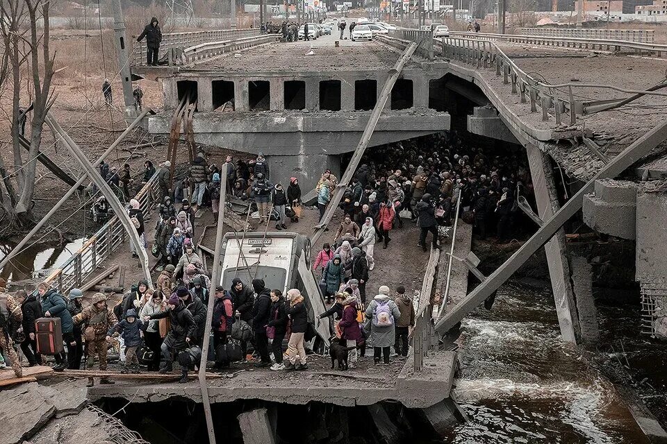 Какой мост уничтожили. Разрушенный мост. разрушенный мост ирпень. разрушение моста. разрушенный мост в киеве.