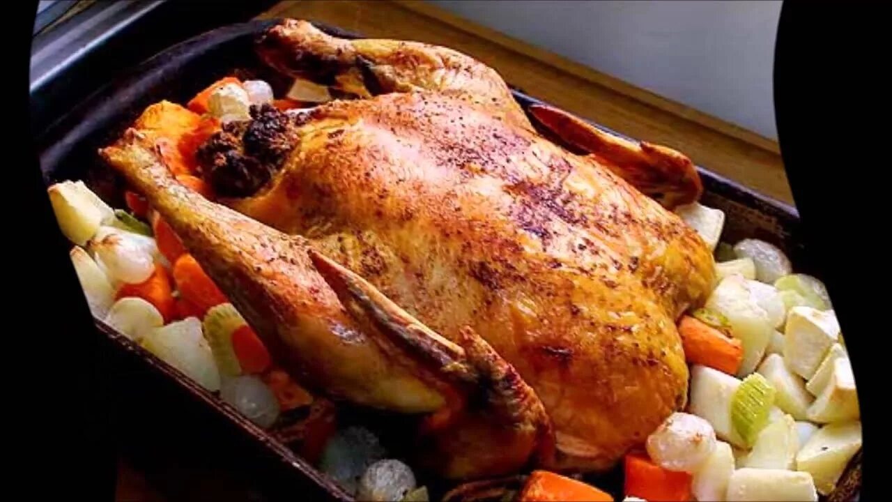 Курица в духовке целиком температура и время. Курица в духовке. Курица запеченная в духовке. Сколькозапекатьь курицу. Время запекания курицы в духовке.