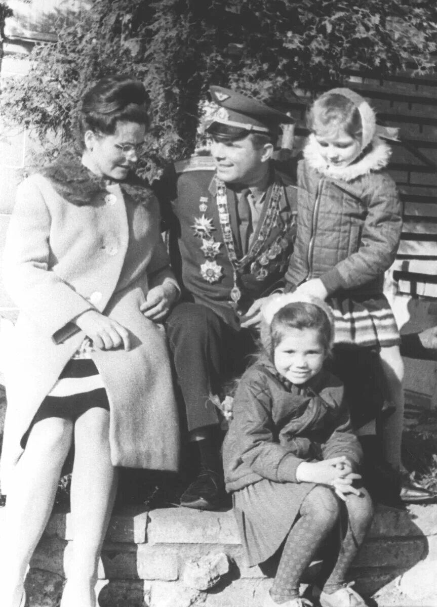 Гагарина дочь космонавта юрия гагарина. Семья юрия гагарина семья юрия гагарина.