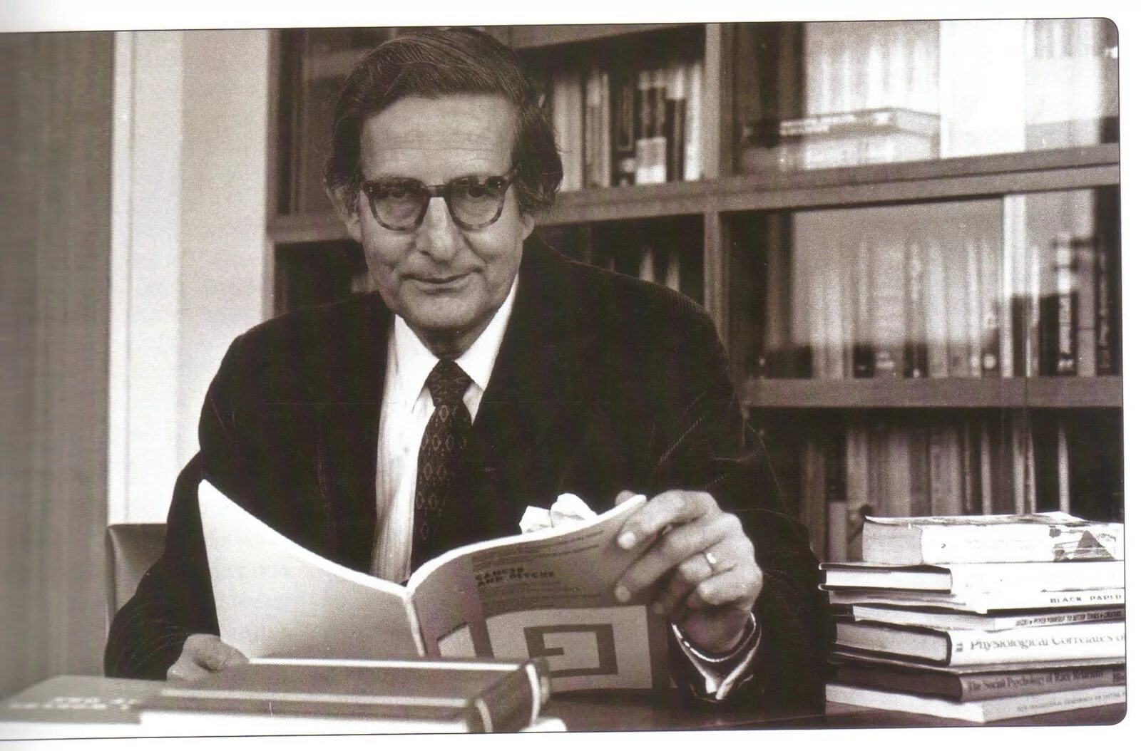 Ганс юрген айзенк теория. Ганс юрген айзенк теория. Ганс юрген айзенк. Г айзенк фото. Ганс юрген айзенк фото.