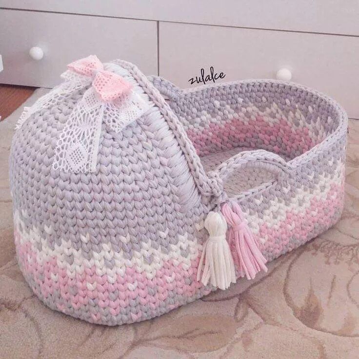 Вязаная люлька. Вязаная люлька для новорожденных крючком. Люлька из трикотажной пряжи. Люлька для новорожденных из трикотажной пряжи. Вязаная люлька переноска.