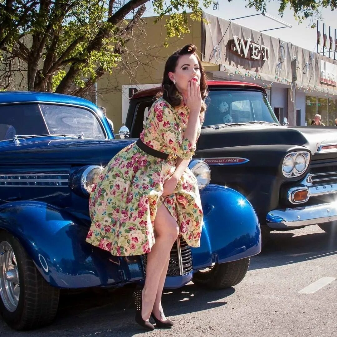 Ретро авто и девушки. Девушки ретро машины. Фотосессия в стиле ретро с автомобилем. Фотосессия в стиле ретро. Ретро авто и девушки.