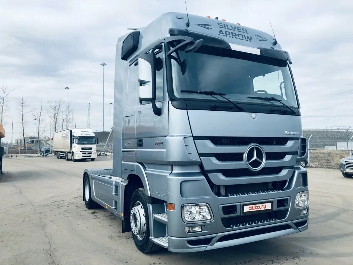 Мерседес Бенц Актрос 2017 года. Мерседес Актрос 2018. Mercedes Actros серебряный. Мерседес Актрос Мегаспейс. Куплю новый мерседес актрос