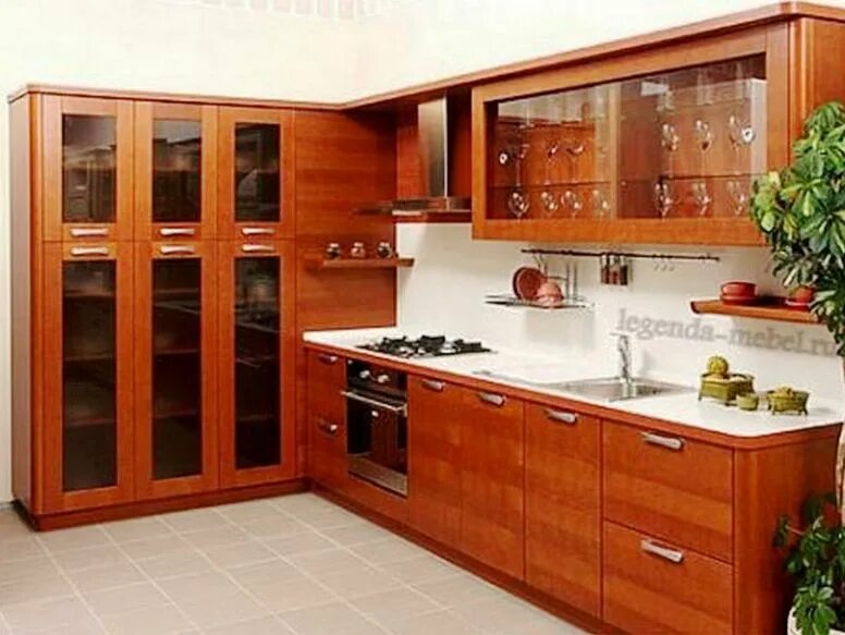 кухня со стеклянным пеналом. интересные кухни. кухонный гарнитур с пеналом.