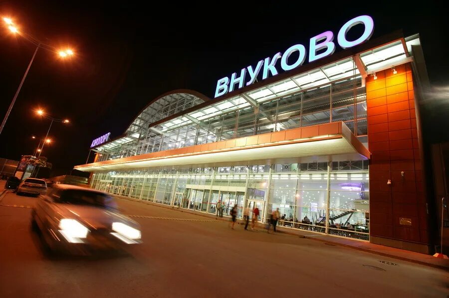 Аэропорт внуково фотографии. Московский аэропорт внуково сейчас. В честь кого назвали аэропорт внуково. Московский международный аэропорт внуково. Правительственный аэропорт внуково-2.