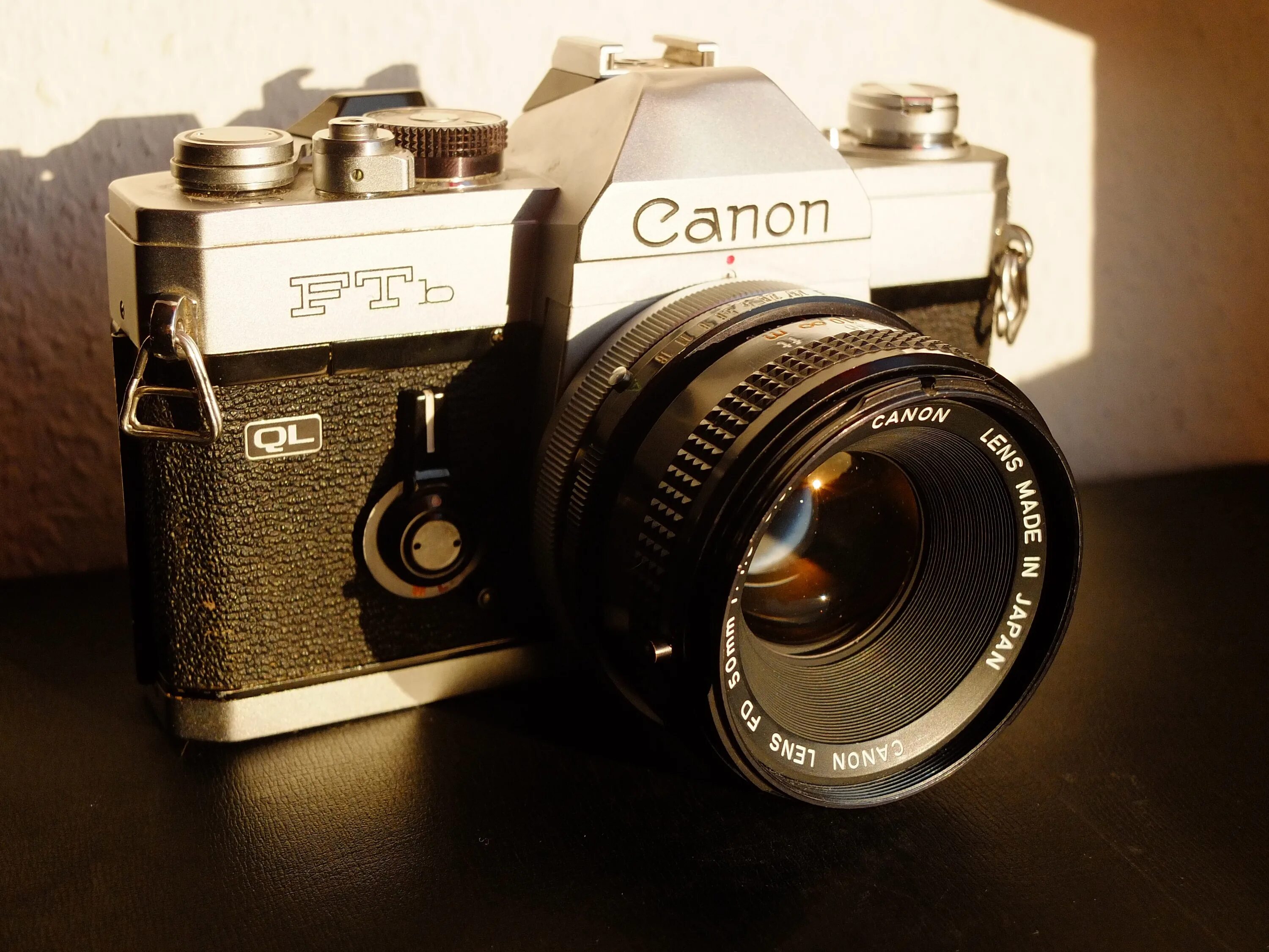 Canon ru фотоаппарат. Canon ретро фотоаппарат. Фотоаппарат канон старый. Old Canon Camera. Старенький фотоаппарат Кэнон.