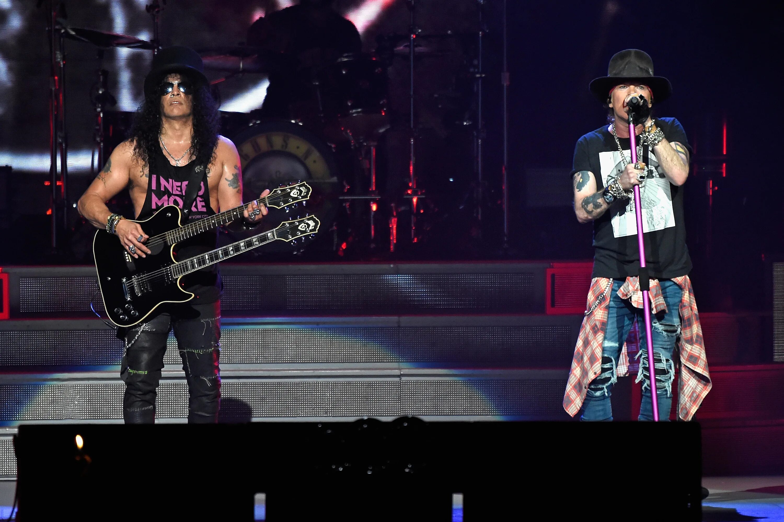 Ганзес роуз слушать. Guns n Roses 2012. Guns n Roses Москва 2012. Guns n Roses басист. Дафф Маккаган GNR.