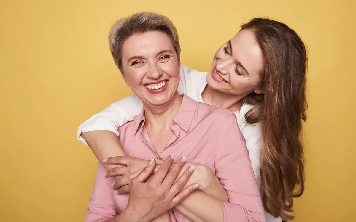 Мама позирует перед. Мама позирует перед. Мать позируют на камеру. Фотосессия беременной мамы с дочкой. Фотосессия мама и малыш.