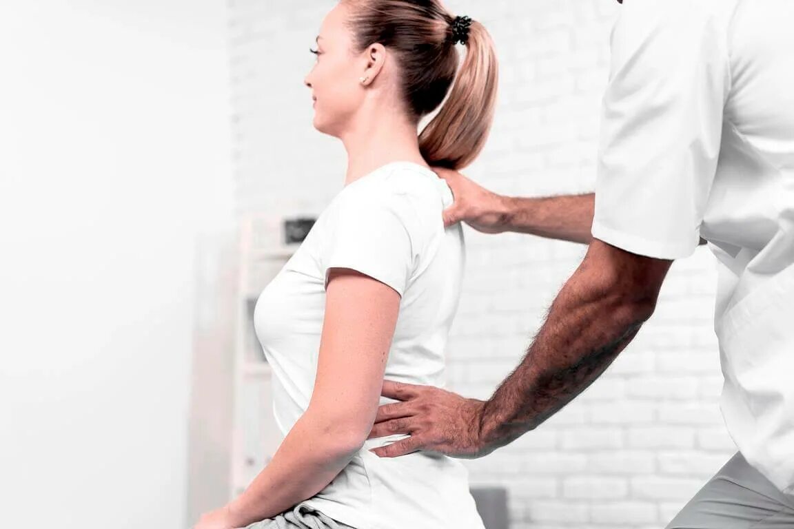 Лечение боли видео. Здоровая спина. Здоровая спина женщина. Физиотерапевт. Здоровая спина врач.
