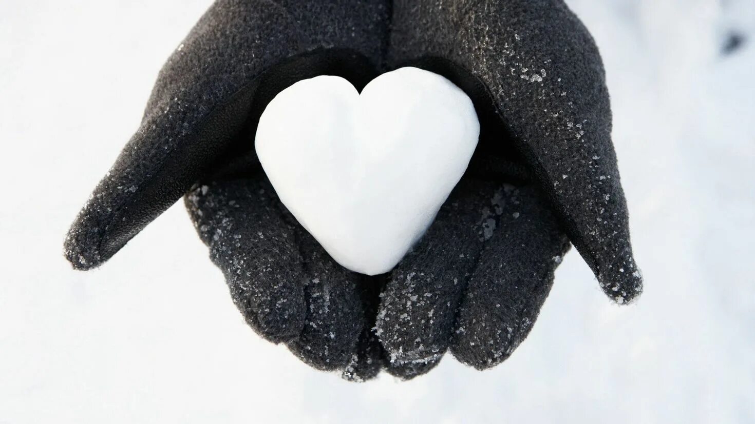 Зима на сердце на душе оригинал. Сердечко из снега. Сердце из снега в руках. Сердце на снегу. Сердечко на снегу.
