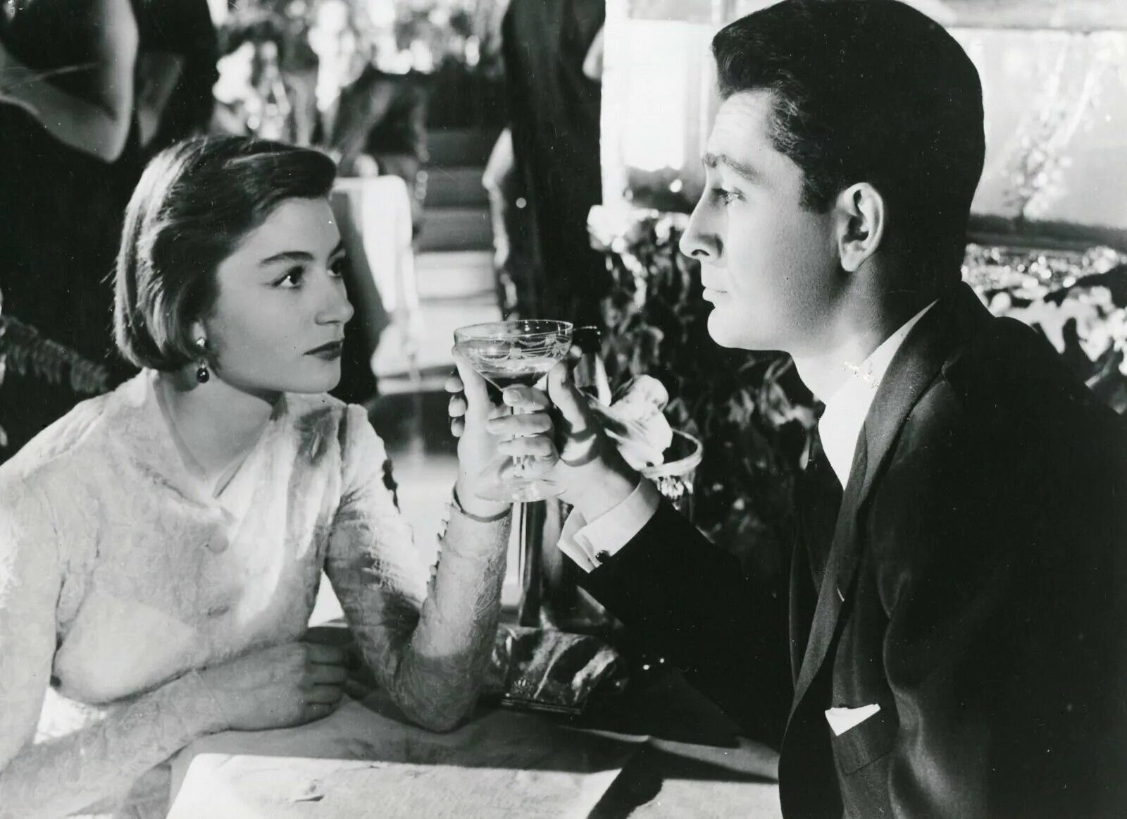 дурные встречи. конфликт. молодежь с гаджетами. карикатуры на женщин смешные. позы человека в деловом общении.