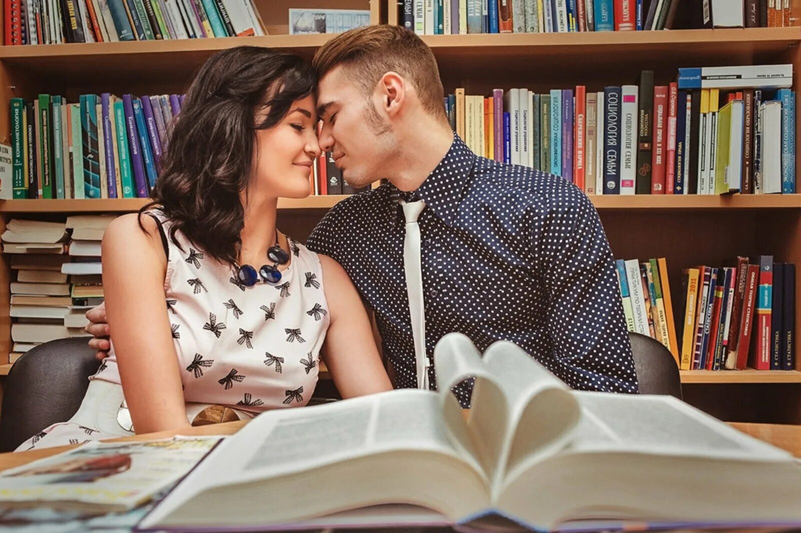 Student of love. Влюбленные студенты. Фотосессия пары в библиотеке. Студенческая семья. Влюблённые в библиотеку.