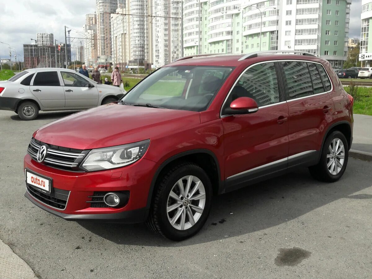 Купить тигуан с пробегом в татарстане фольксваген. Volkswagen Tiguan 2011 красный. Volkswagen Tiguan 2011 Рестайлинг. Фольксваген Тигуан 2011 красный. Volkswagen Tiguan красный.